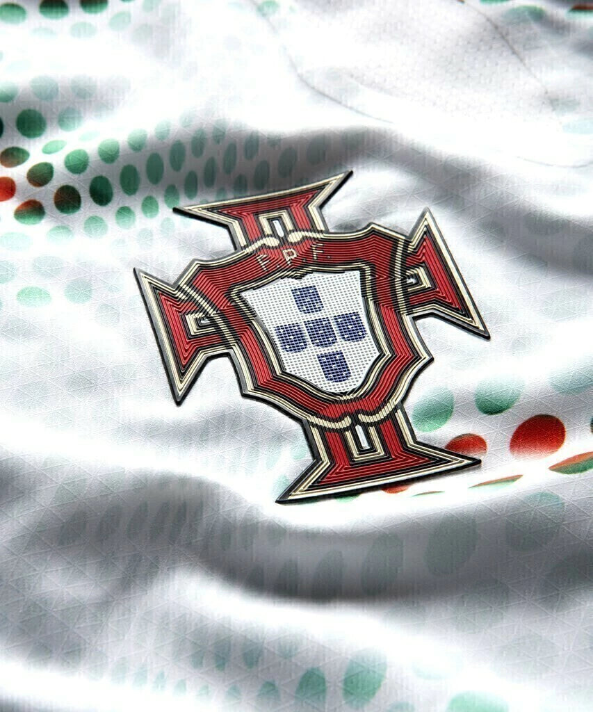 Camisa Seleção Portugal II 25/26 - Torcedor Puma Masculina - Branca com detalhes em verde e vermelho