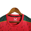 Camisa Wolverhampton II 23/24 - Torcedor Castore Masculina - Vermelha com detalhes em amarelo e branco