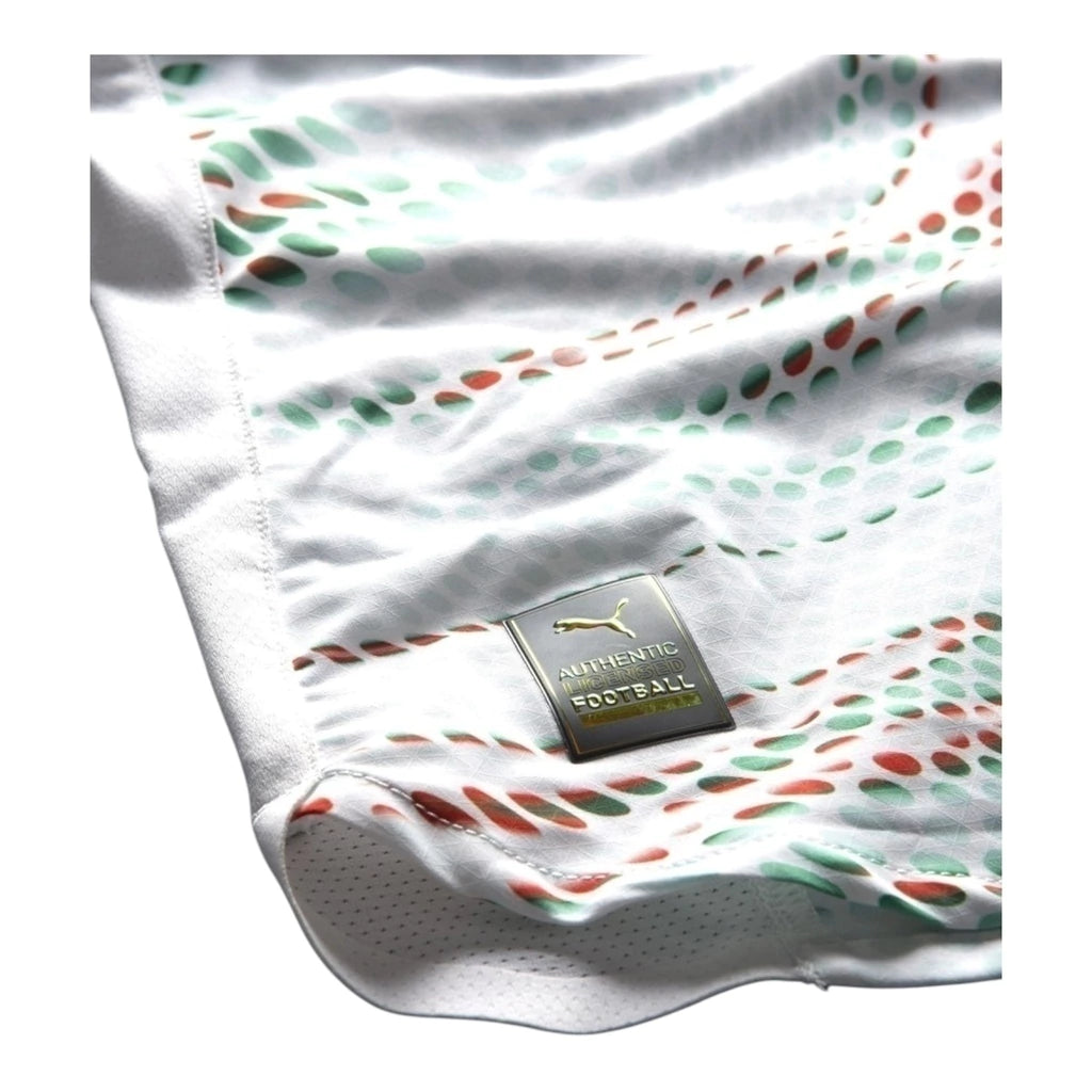 Camisa Seleção Portugal II 25/26 - Torcedor Puma Masculina - Branca com detalhes em verde e vermelho